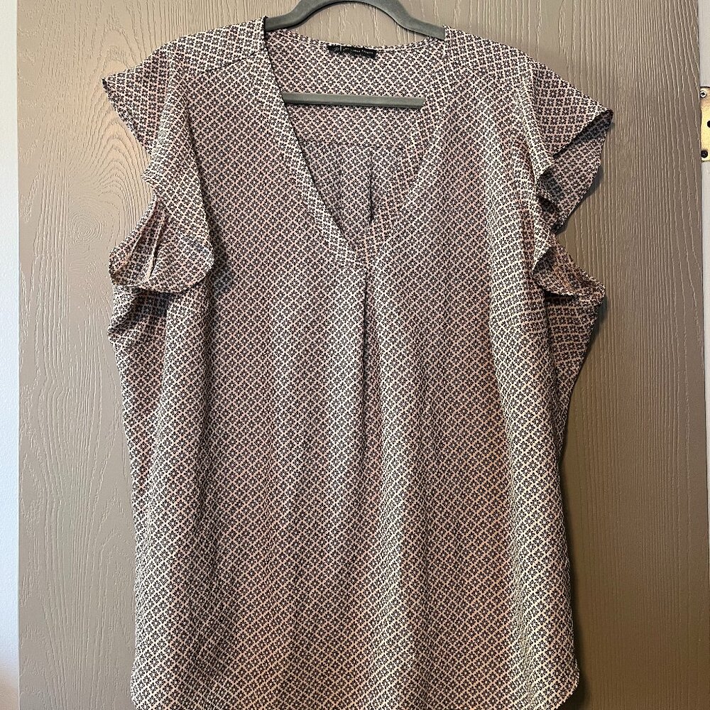 Adrianna Papell Cream & Black Print Blouse – Cap Sleeves, V-Neck – Like New